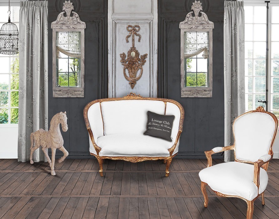 scène campagne chic avec un canapé et un fauteuil de style Louis XV blanc et bois doré